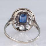 Anello a margherita antico in oro bianco con zaffiro (0.70ct ca.) e diamanti di taglio vecchia miniera (1ctw ca.), anni ‘20/‘30