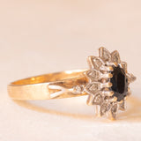Anello a margherita vintage in oro giallo e bianco 9K con zaffiro (0.60ct ca.) e diamanti (0.14ctw ca.), anno 1991
