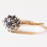 Anello a margherita in oro giallo e bianco 9K con zaffiri (0.44ctw ca.) e diamanti (0.07ctw ca.), anni ‘70