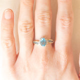 Anello vintage in oro giallo 9K con topazi azzurri (1.64ctw ca.) e diamanti (0.14ctw ca.), anni ‘80