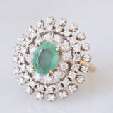 Anello a margherita in oro giallo e bianco o 9K con smeraldo (0.80ct ca.) e diamanti (0.78ctw ca.), anni ‘70