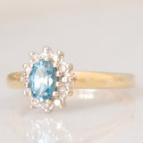 Anello a margherita vintage in oro giallo 9K con topazio azzurro (0.55ct ca.) e diamanti (0.05ctw ca.)