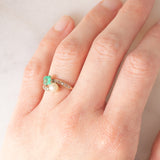 Toi et Moi antico in oro giallo 14K con perla bianca, smeraldo (0.40ct ca.) e diamanti di taglio rosetta (0.10ctw ca.), anni ‘10/‘20