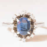 Anello a margherita vintage in oro bianco 14K con zaffiro (2ct ca.) e diamanti (0.16ctw ca.), anni ‘60/‘70