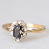 Anello a margherita vintage in oro giallo 9K con zaffiro (0.75ct ca.) e diamanti (0.10ctw ca.), anno 1981