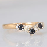 Anello a “V” vintage in oro giallo 9K con zaffiri (0.25ct ca.) e diamanti di taglio brillante (0.10ctw ca.), anni ‘80