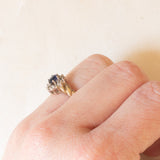 Anello a margherita vintage in oro giallo e bianco 9K con zaffiro (0.35ct ca.) e diamanti (0.12ctw ca.)