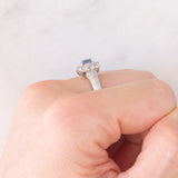 Anello a margherita vintage in platino con zaffiro (0.51ct) e diamanti (0.43ctw), anni ‘90