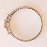 Anello “trilogy” in oro bianco 9K con diamanti (0.25ctw ca.), anni ‘80/‘90