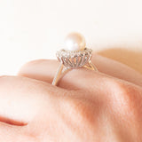 Anello a margherita vintage in oro bianco 14K con perla bianca e diamanti di taglio brillante (0.30ctw ca.), anni ‘50/‘60