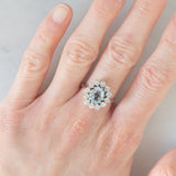 Anello a margherita in oro bianco 18K con acquamarina (1.10ct ca.) e diamanti di taglio brillante (1ctw ca.), anni ‘70