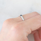 Trilogy vintage in oro bianco 14K con zaffiri (0.24ctw ca.) e diamante di taglio brillante (0.20ct ca.), anni ‘60/‘70