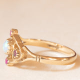 Anello vintage in stile antico in oro giallo 9K con opale (0.20ct ca.) e rubini sintetici (0.30ctw ca.), anni ‘80
