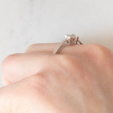 Anello “solitario” vintage in oro bianco 9K con illusion setting diamanti di taglio princess (0.15ctw ca.), anni ‘80/‘90