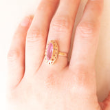 Anello vintage in oro giallo 14K con zaffiro rosa sintetico (1.60ct ca.), anni ‘70