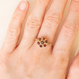 Anello a fiore vintage in oro giallo 9K con granati (0.60ctw ca.), anno 1966