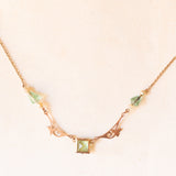 Collana vintage in oro giallo 9K con paste di vetro verdi e imitazioni di perle bianche, anni ‘70