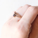 Anello “triplo” antico in oro giallo 14K con pietra imitazione di rubino, diamante di taglio vecchia miniera (0.18ct ca.) e zaffiro, anni ‘10/‘20