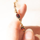 Braccialetto semirigido vintage in oro giallo 8K con granati (7ctw ca.), anni ‘60/‘70