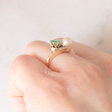 Toi et Moi antico in oro giallo 14K con perla bianca, smeraldo (0.40ct ca.) e diamanti di taglio rosetta (0.10ctw ca.), anni ‘10/‘20