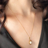 Collana vintage con catenina in oro giallo 9K e con pendente in oro giallo 9K con opale (1ct ca.), anno 1981