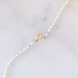 Collana moderna con perle bianche, lapislazzuli e oro giallo 18K
