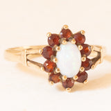 Anello a margherita vintage in oro giallo 9K con opale (0.30ct ca.) e granati (0.30ctw ca.), anni ‘70/‘80