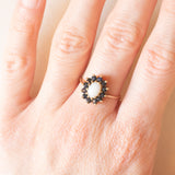 Anello a margherita vintage in oro giallo 9K con opale (0.50ct ca.) e zaffiri (0.48ctw ca.), anno 1986