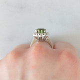 Anello a margherita vintage in oro bianco 14K con peridoto verde (2.60ct ca.) e diamanti di taglio brillante (0.36ctw ca.), anni ‘70/‘80