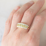 Tripla veretta in oro giallo 14K con peridoti verdi (1ctw ca.) e opali (0.80ctw ca.), anni ‘80