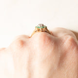 Anello a margherita vintage in oro giallo e bianco 9K con smeraldi (0.30ct ca.) e diamante, anno 1987
