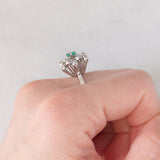 Anello a fiocco di neve in oro bianco 14K con smeraldo (0.13ct ca.) e diamanti (0.24ctw ca.), anni ‘70