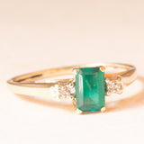 Trilogy vintage in oro giallo 9K con smeraldo sintetico (0.40ct ca.) e diamanti (0.02ctw ca.), anni ‘60/‘70