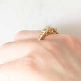 *RISERVATO* Anello “ballerina” in oro giallo 18K con diamanti di taglio brillante e di taglio tapered (0.71ctw ca.), anni ‘80