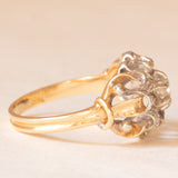 Anello vintage in oro giallo e bianco 18K con diamante centrale di taglio brillante (0.10ct ca.) e diamanti laterali di taglio rosetta, anni ‘40/‘50