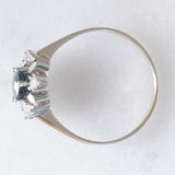 Anello a margherita vintage in oro bianco 14K con zaffiro (1ct ca.) e diamanti (0.24ctw ca.), anni ‘60/‘70