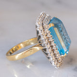 Anello da cocktail vintage in oro giallo e bianco 18K con topazio azzurro (20ct ca.) e diamanti di taglio brillante (1.70ctw ca.), anni ‘70