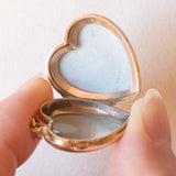 Ciondolo portafoto vintage a forma di cuore con lamina in oro giallo 9K su metallo, anni ‘50/‘60