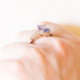 Anello da cocktail vintage in oro giallo e bianco 9K con tanzanite (3.20ct ca.) e diamanti (0.46ctw ca.)
