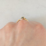 Toi et Moi vintage in oro giallo 18K con zaffiro (0.09ct ca.), smeraldo (0.06ct ca.) e diamanti, anni ‘70/‘80