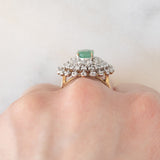 Anello a margherita in oro giallo e bianco o 9K con smeraldo (0.80ct ca.) e diamanti (0.78ctw ca.), anni ‘70