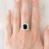 Anello a margherita in oro bianco 14K con zaffiro (3.50ct ca.) e diamanti di taglio brillante (0.56ctw ca.), anni ‘70