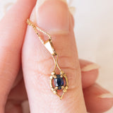 Collana vintage con catenina in oro giallo 9K e con ciondolo in oro giallo 9K con zaffiro (0.30ct ca.), anno 1965