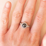 Anello a margherita vintage in oro bianco 14K con perla nera e diamanti di taglio brillante (0.40ctw ca.), anni ‘70