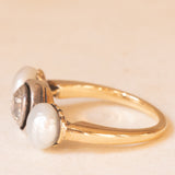 Trilogy antico in oro giallo 18K e argento con perle bianche e diamante di taglio vecchia miniera (0.48ct ca.), anni ‘10/‘20