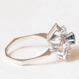 Anello a margherita vintage in oro bianco 14K con zaffiro (0.40ct ca.) e diamanti di taglio brillante (0.15ctw ca.), anni ‘70/‘80