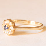 Anello a fiore vintage in oro giallo 14K con zaffiro (0.08ct ca.) e diamanti di taglio brillante (0.20ctw ca.), anni ‘80