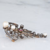 Collana con pendente/spilla Art Nouveau in oro giallo 18K e argento con diamanti di taglio rosetta (0.50ctw ca.), rubini e perle bianche, anni ‘10/‘20