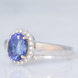 Anello a margherita vintage in oro bianco 18K con tanzanite (2.30ct ca.) e diamanti di taglio brillante (0.20ctw ca.), anno ‘70/‘80