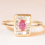 Anello vintage in oro giallo 18K con rubino (0.30ct ca.) e diamanti di taglio carré (0.42ctw ca.), anni ‘80